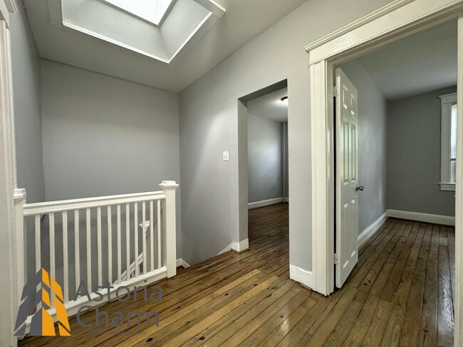 Building Photo - 4 bedroom 1 bath or 3 bedroom + den AVAILA...