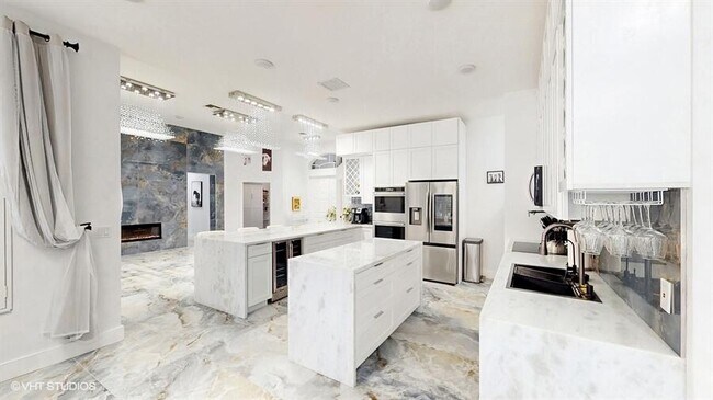 Building Photo - 15700 Carrera Ln