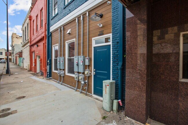 Building Photo - 157 N Howard St