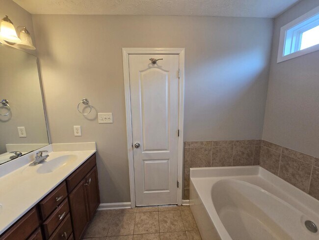 Building Photo - 150 Bear Creek Dr