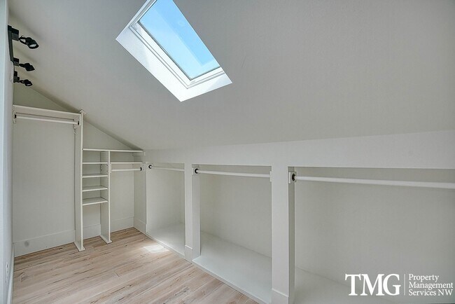 Building Photo - 3 BD SW Portland Home Near Multnomah Village