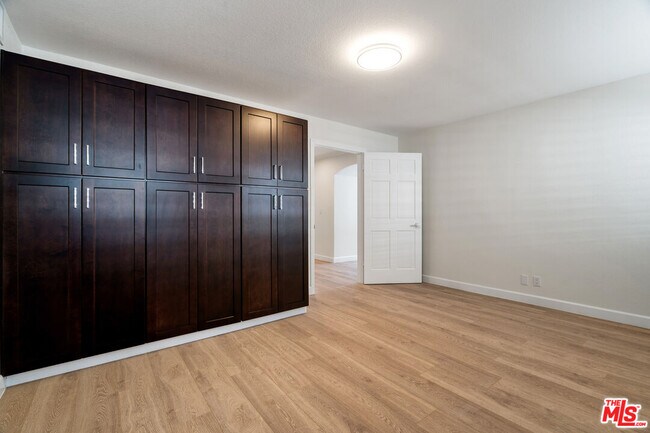 Building Photo - 6143 Lake Lindero Dr