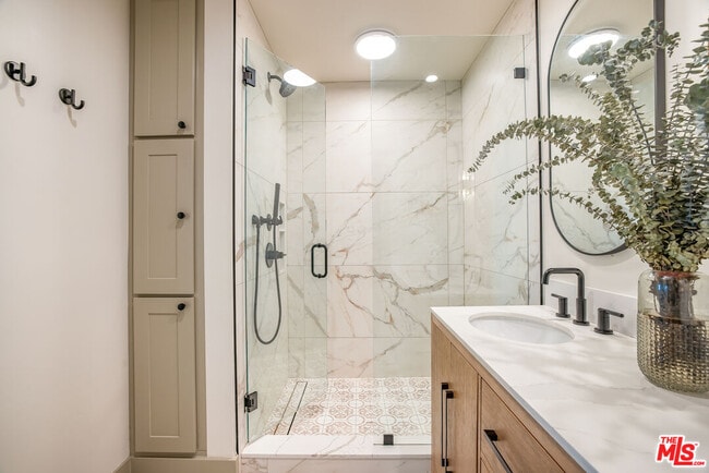 Building Photo - 1033 Havenhurst Dr