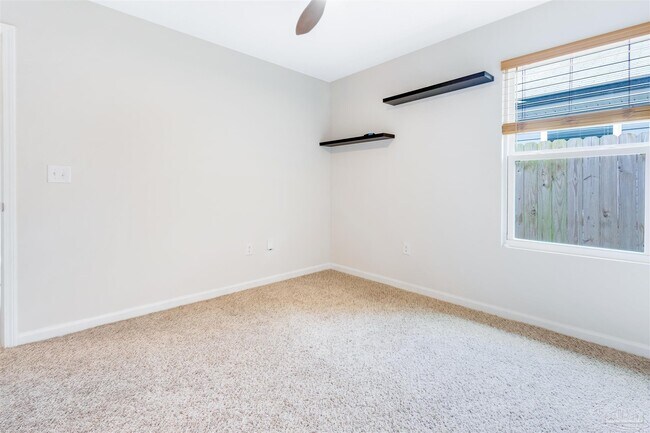 Building Photo - 975 Lovebird Ct