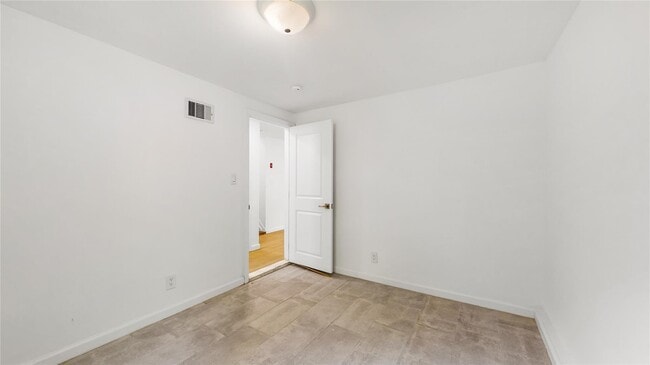 Building Photo - 706 Longacre Ave