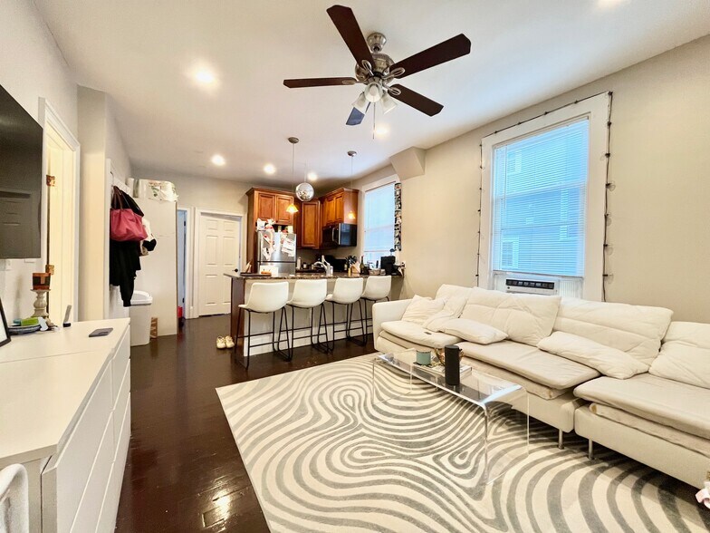 Primary Photo - 719 Parker St