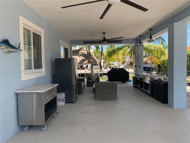 Building Photo - 112 Captains Ct