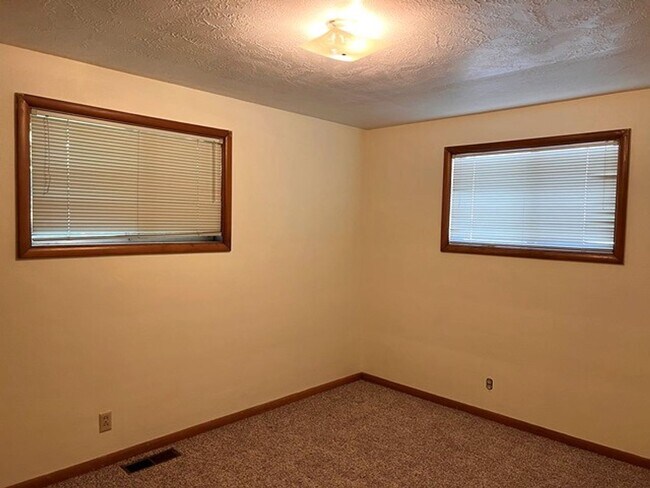 Building Photo - 3Bd/2Ba Single Story House - Available To ...