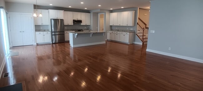 Building Photo - Heron's Landing 4 BD/ 3BTH Available May 14th