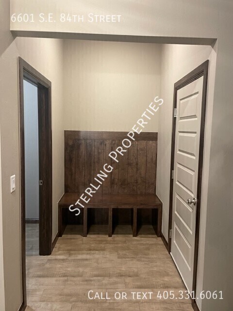 Building Photo - 6601 SE 84th St