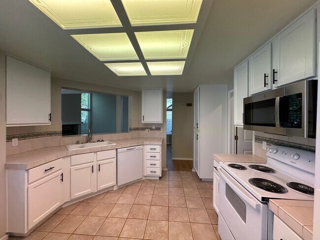 Building Photo - 2-Bedroom Home with Loft in Lakeridge Springs