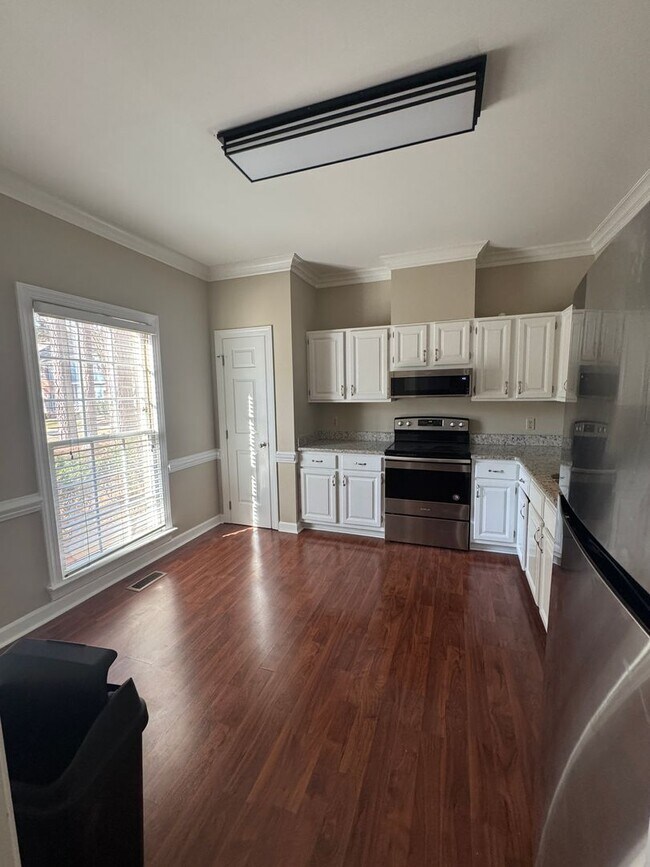 Building Photo - Spacious and inviting 3-bedroom