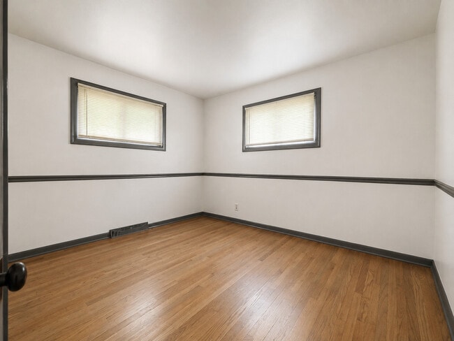 Building Photo - 735 Maple St