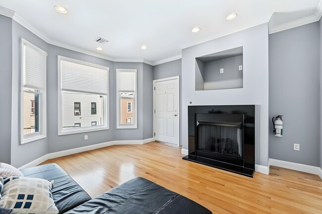 Building Photo - 437 2nd St