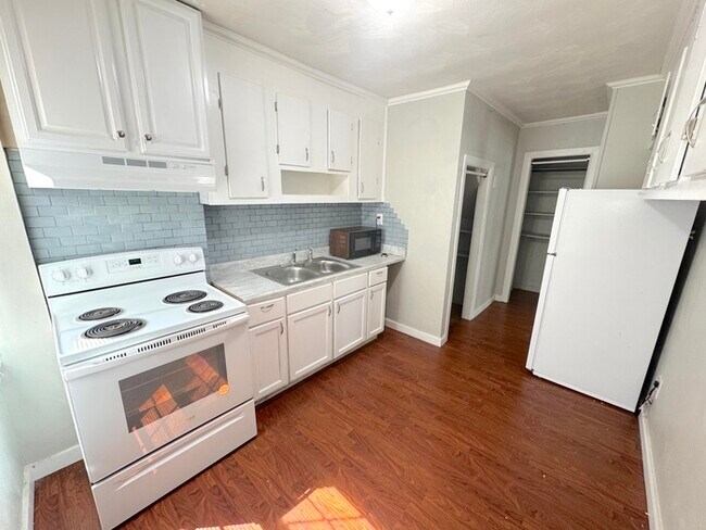 Building Photo - 104 Cushing St