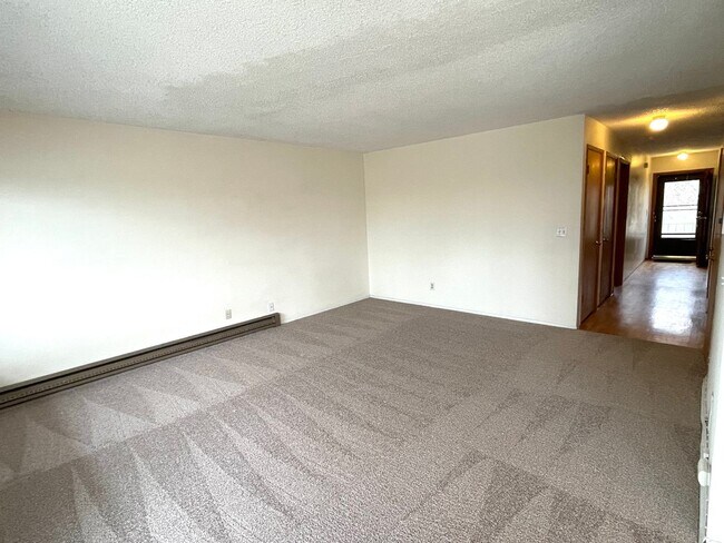 Building Photo - Peaceful 55+ Living | 2 Bed, 1 Bath Apartment with Golf Course Views — Kennewick, WA