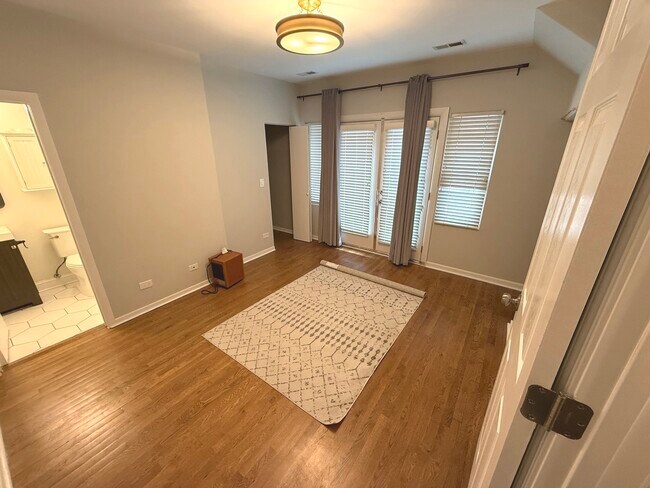 Building Photo - 2318 W Bloomingdale Ave