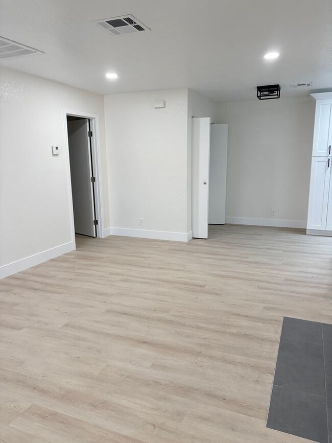 Building Photo - **BRAND NEW!! FULLY RENOVATED CONDO IN CHANDLER (CHANDLER BLVD & COOPER)**