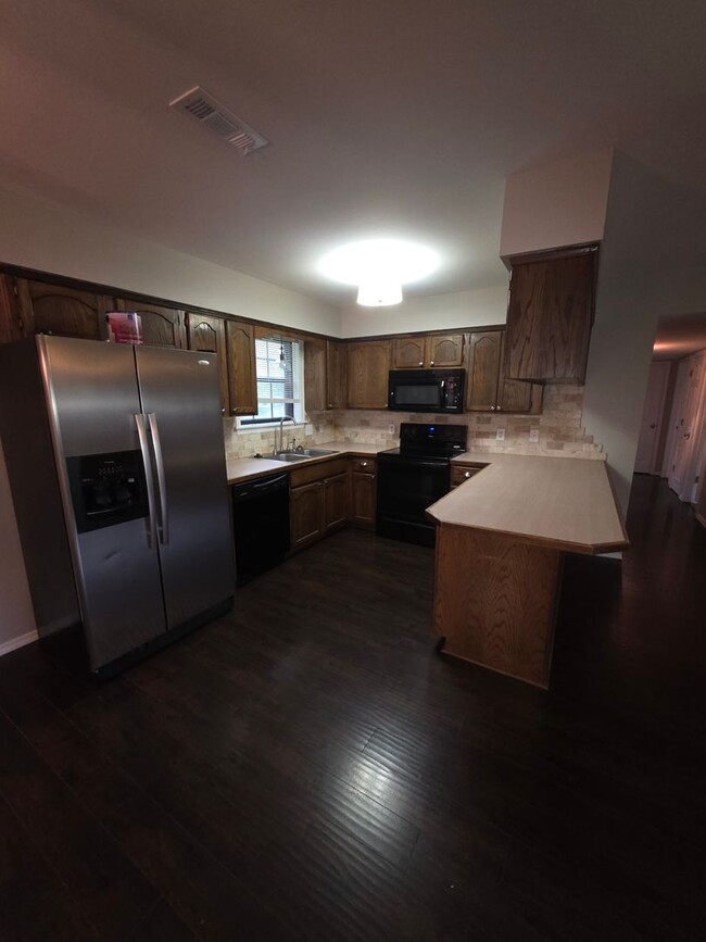 Building Photo - 604 Twin Oaks Dr