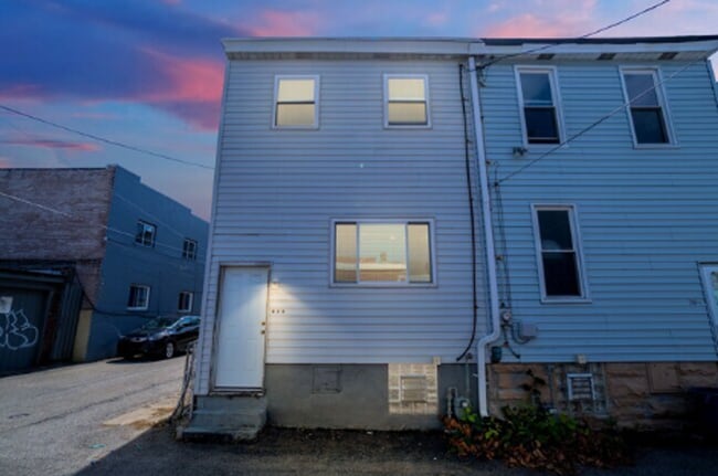 Building Photo - Newly Renovated 2 Bed, 1 Bath Home - Centr...