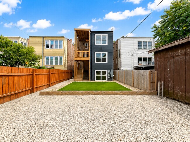 Building Photo - 3136 N Ridgeway Ave