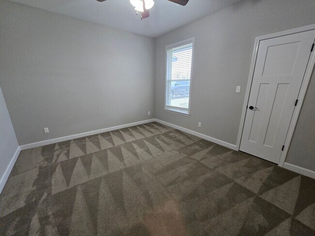 Building Photo - 319 Windcrest Cir