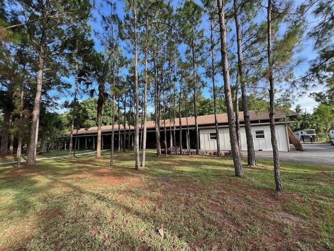 Building Photo - 1711 Stallion Dr