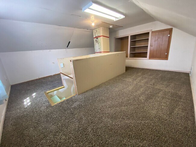 Building Photo - 2 Bed, 1 Bath House with Laundry Across fr...