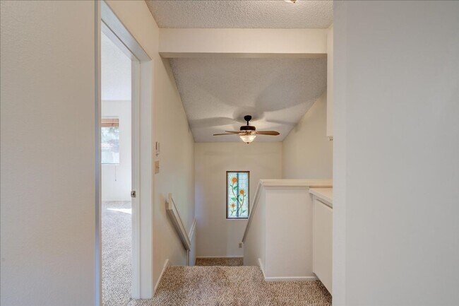 Building Photo - Beautiful End-Unit Townhome Centraly Located