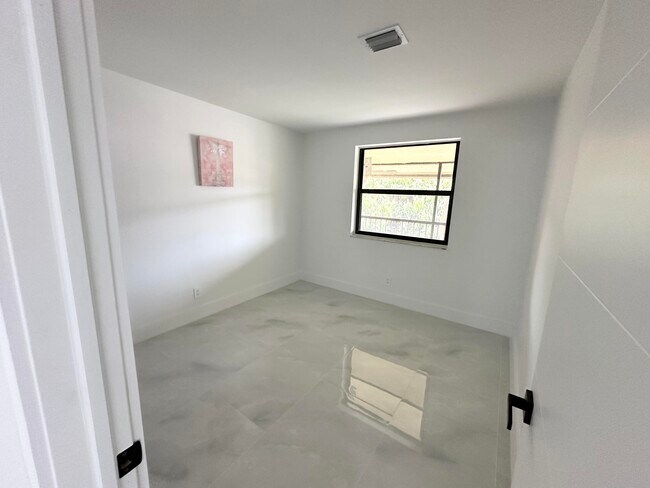 Building Photo - 10033 Winding Lake Rd