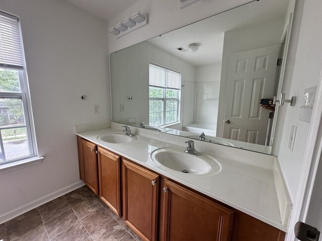Building Photo - Spacious 5-Bedroom Home for Rent in The Pointe at Oakdale