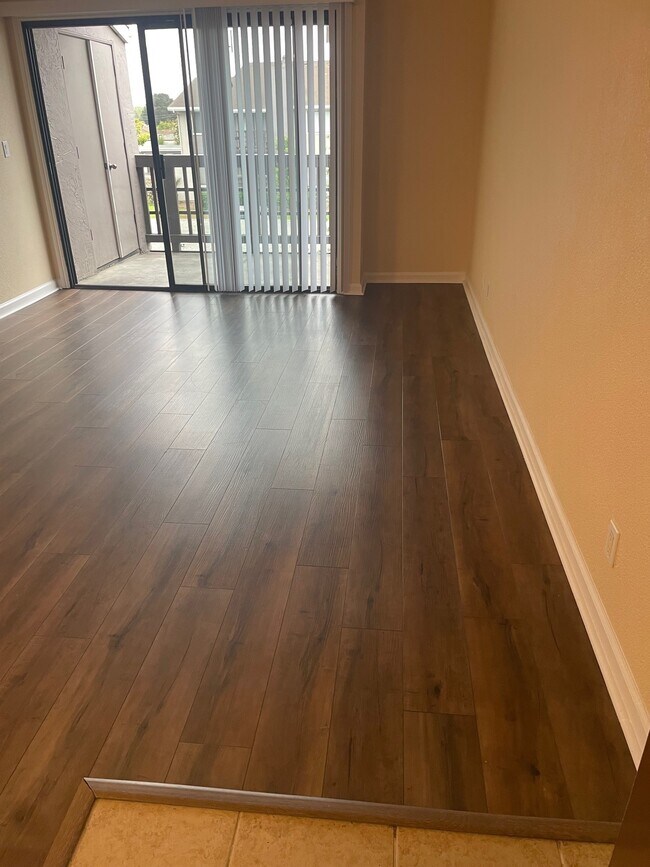 Building Photo - 425 W Laurel Dr