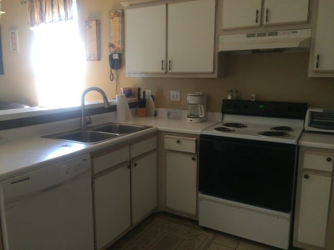Building Photo - 2 Bed, 2 Bath Condo for Rent at River Oaks