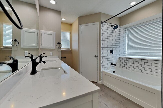 Building Photo - 2915 Bentley Ct