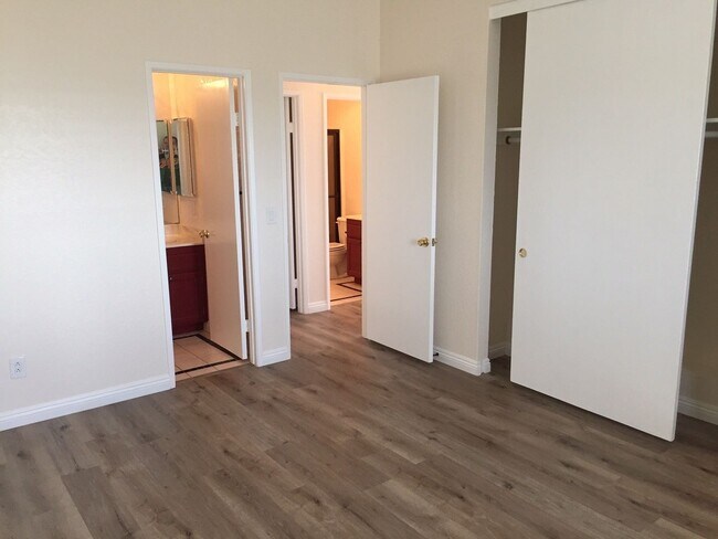 Building Photo - 2bd/2bth Condo with Private Patio, In-Unit...