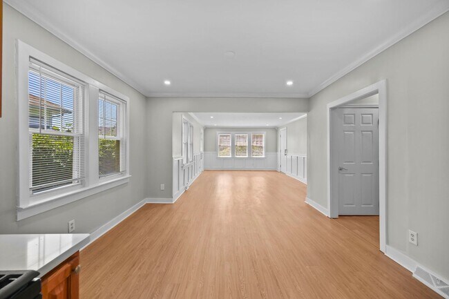 Building Photo - 4 Thurston Ave