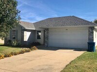 Building Photo - Updated 3 bedroom 2 bathroom home in Clever