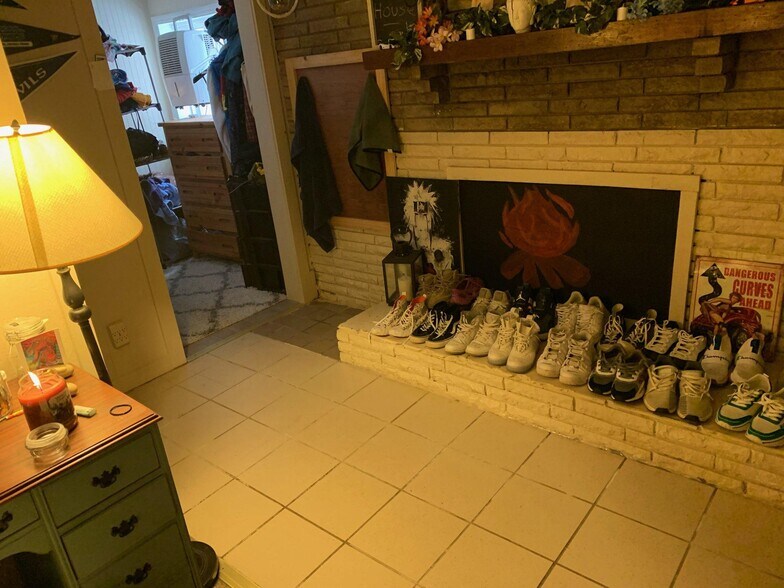 Building Photo - 1242 Old Bristol Rd