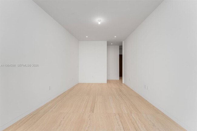 Building Photo - 5 Grove Isle Dr