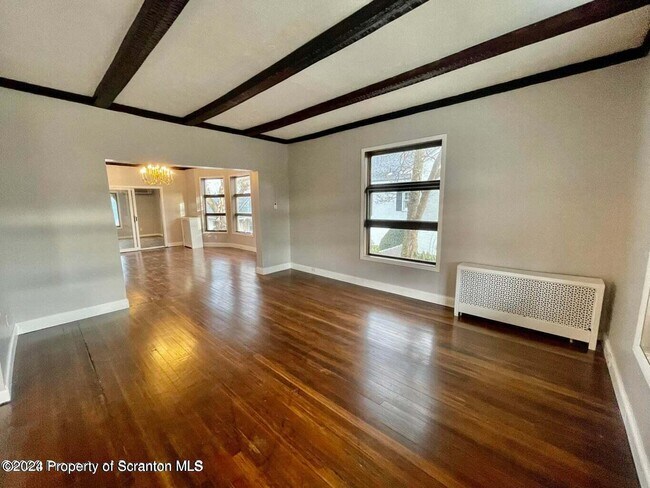 Building Photo - 304 E Elm St