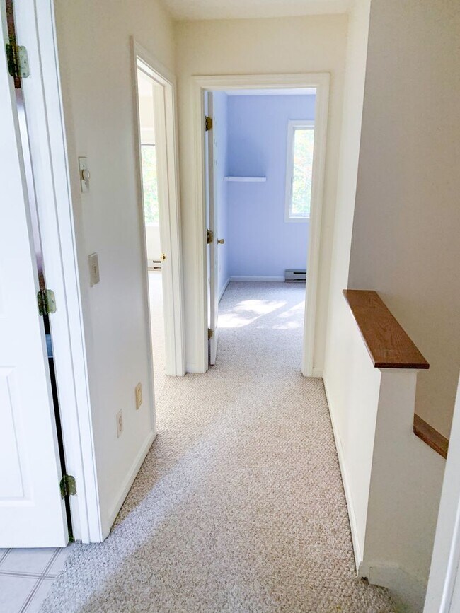 Building Photo - 3 Bedroom Condo Available for Aug. 1st