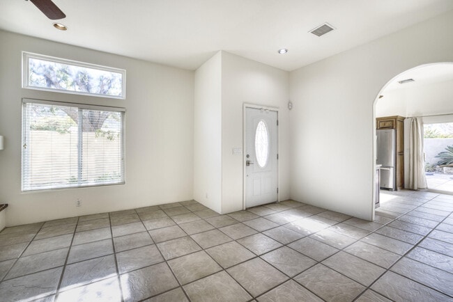 Building Photo - 53740 Avenida Navarro