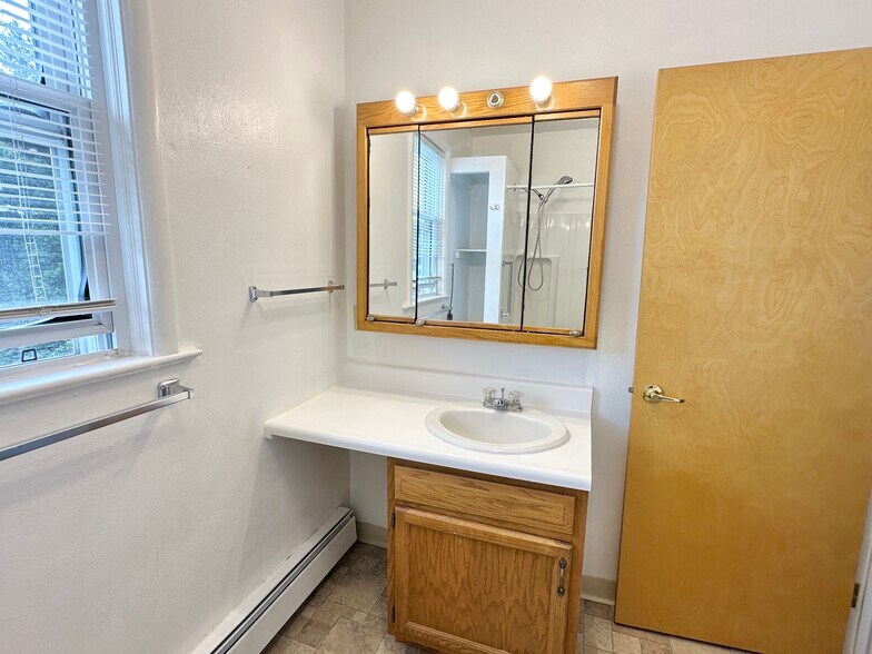 Building Photo - 116 Main St