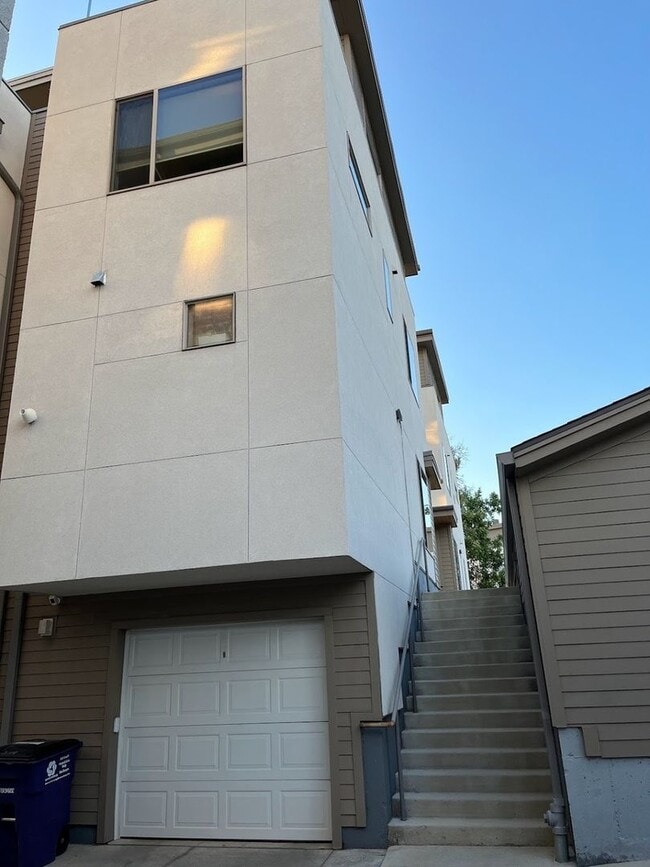 Building Photo - Charming 2BR Townhome in Denver