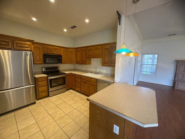 Building Photo - 3 Bed 2 Bath Home Available 10/13