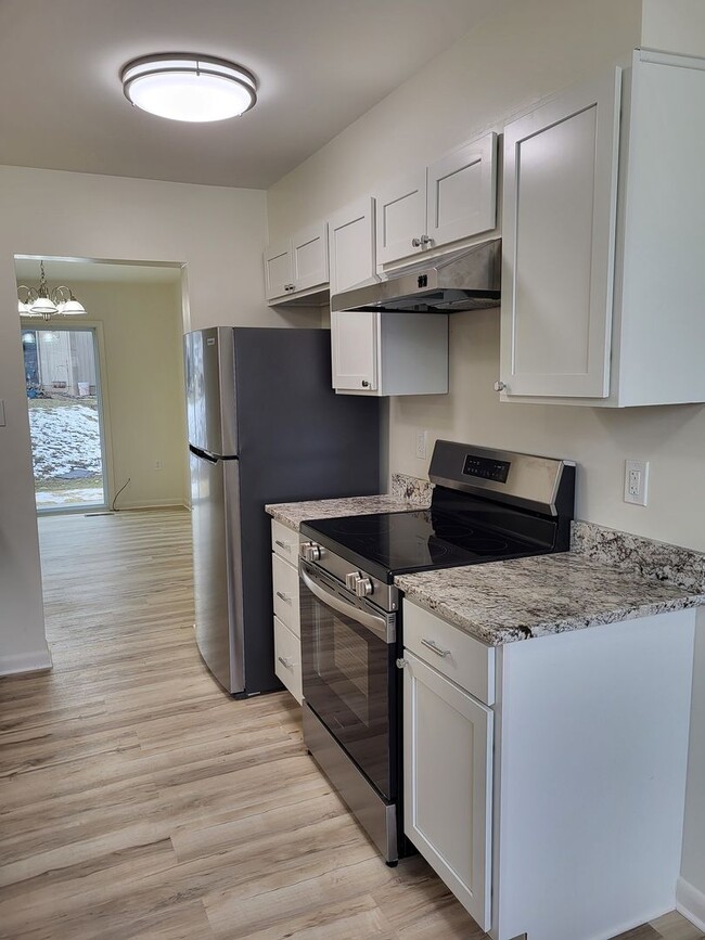 Building Photo - RENOVATED 3 Bedroom Community Treasure!