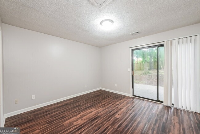 Building Photo - 5009 Hawthorne Ct