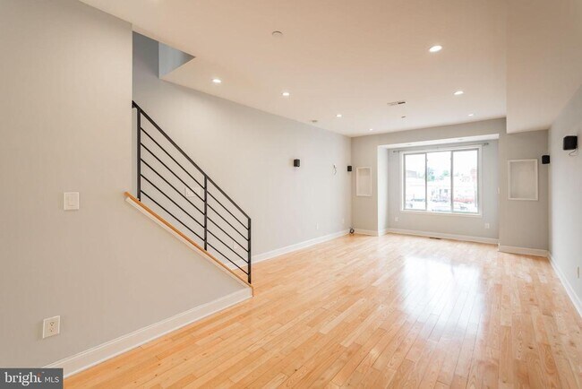 Building Photo - 2322 Alter St