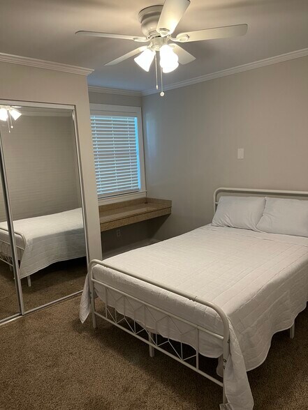 Building Photo - 2100 Old Taylor Rd