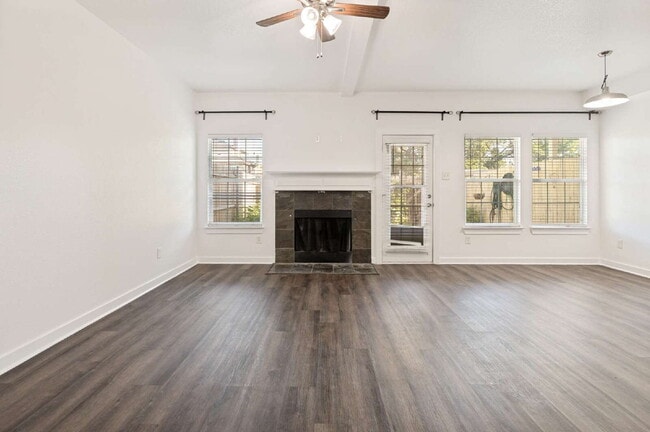 Building Photo - Modern 3BD Townhome Near DFW Airport & Major Highways